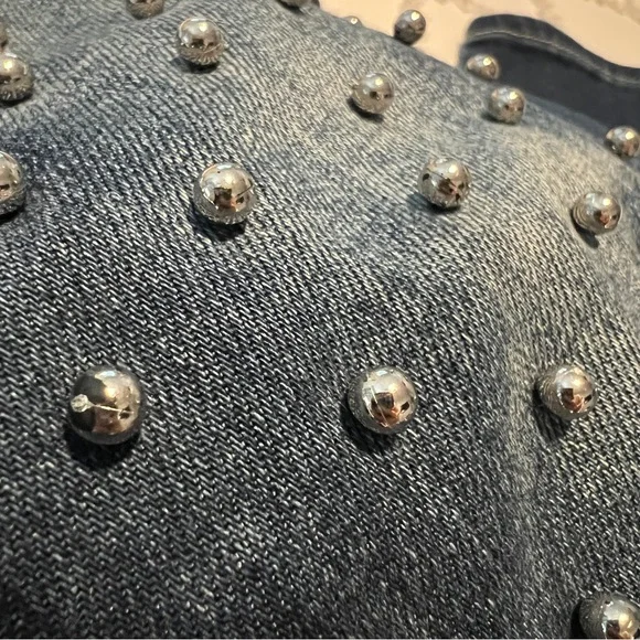 3D silver embellishments on unique jeans - Picture 2 of 9